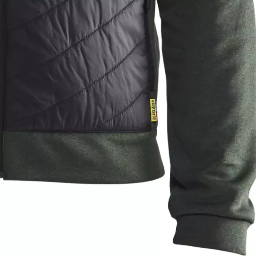 **Elastische Bündchen an Ärmeln und Saum** sorgen für einen anliegenden, bequemen Sitz und helfen, die Wärme am Körper zu halten.