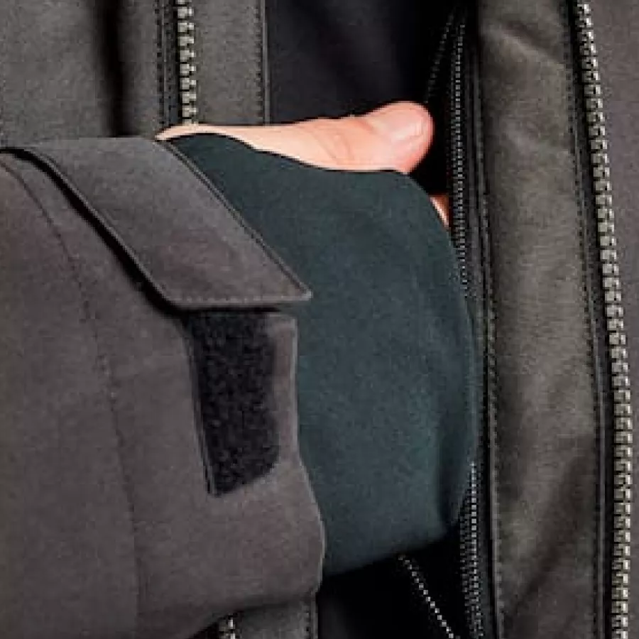 **Internal Phone Pocket** keeps your phone safe and within easy reach, so you stay connected without hassle.