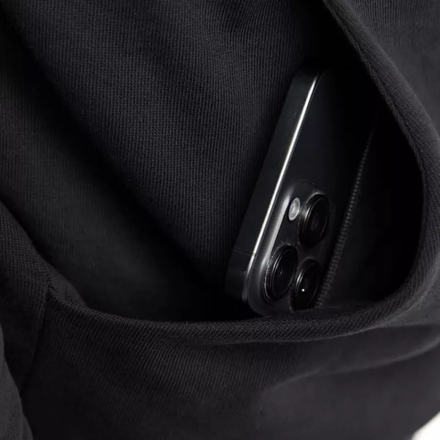 **Kängurutasche mit innenliegender Handytasche** wärmt Ihre Hände und hält Ihre wichtigsten Utensilien sicher und griffbereit.