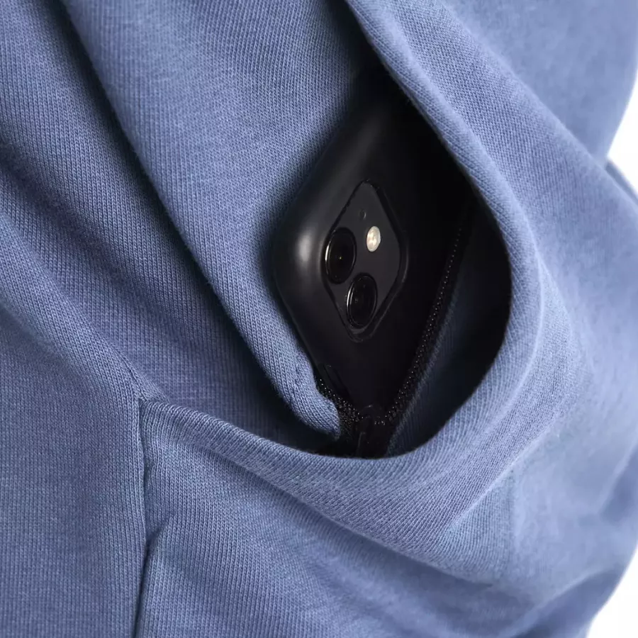 **Kängurutasche mit innenliegender Handytasche** wärmt Ihre Hände und hält Ihre wichtigsten Utensilien sicher und griffbereit.