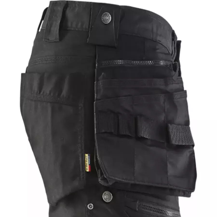 **Extra breite Werkzeugtaschen mit Schlaufen** halten Ihre Utensilien den ganzen Tag über organisiert und griffbereit.