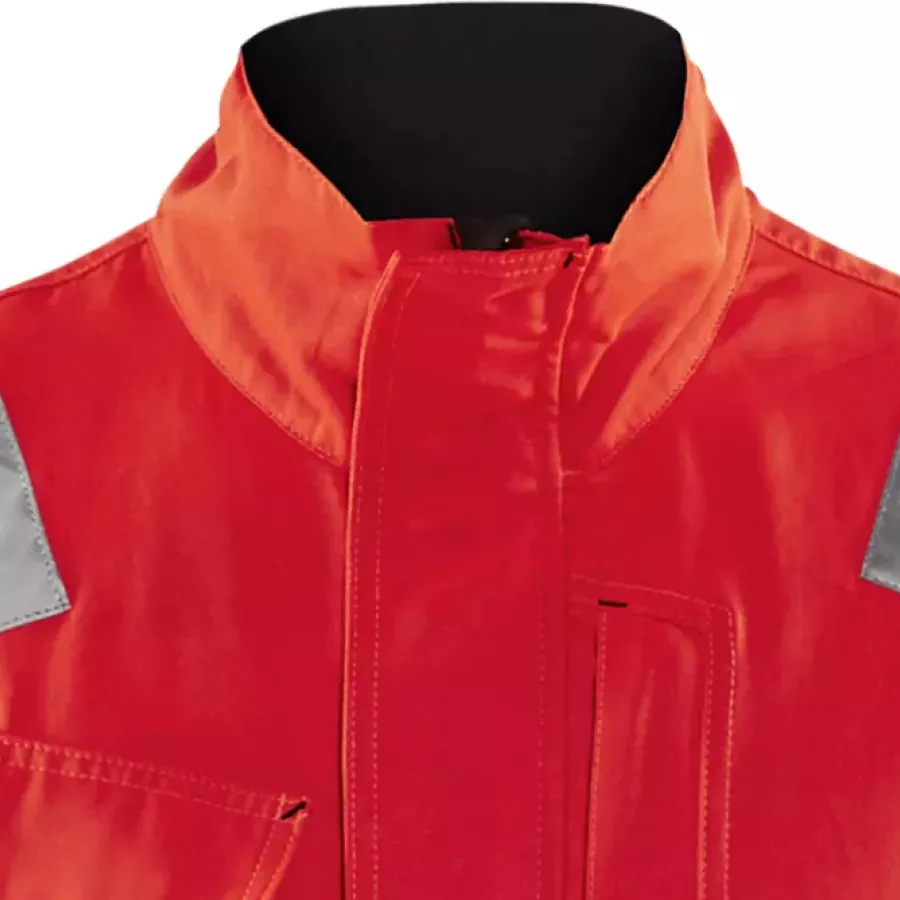 **Hoher Kragen** umhüllt Sie mit behaglichem Komfort und schützt vor wechselhaftem Wind und Wetter.