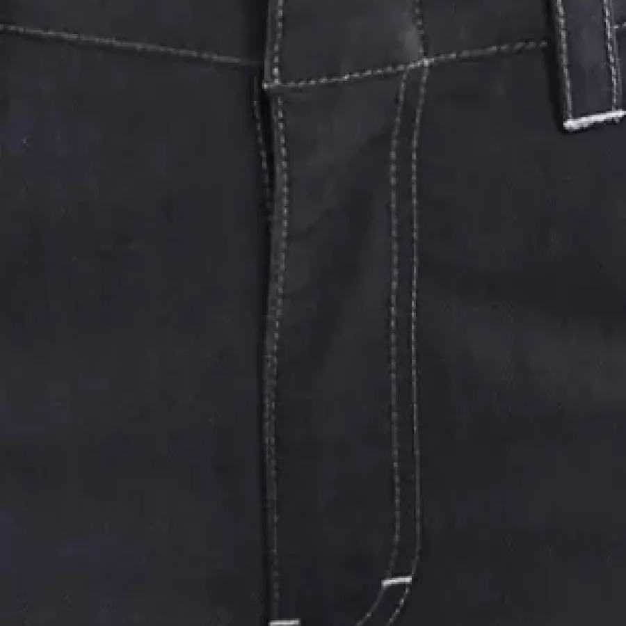 **Stretch-Gewebe** bewegt sich natürlich mit Ihnen mit und gewährleistet Flexibilität und Bewegungsfreiheit bei jedem Schritt.