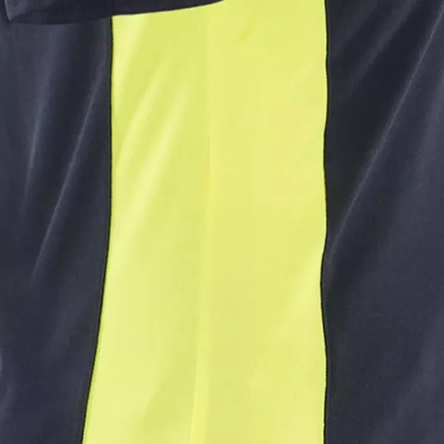 Die Konstruktion mit Seitenschlitzen bietet atmungsaktive Bewegungsfreiheit, die den ganzen Tag über für Tragekomfort sorgt.