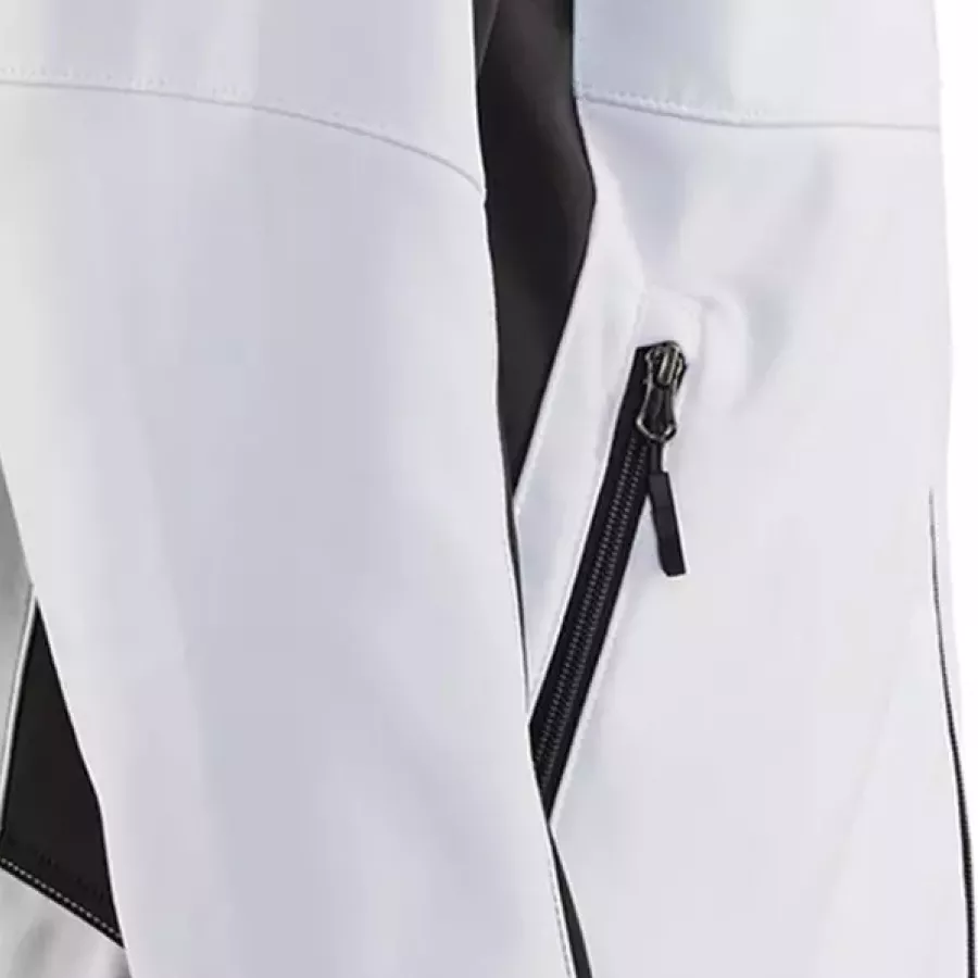 **Reißverschlusstaschen** halten Ihre Wertsachen sicher und leicht zugänglich.