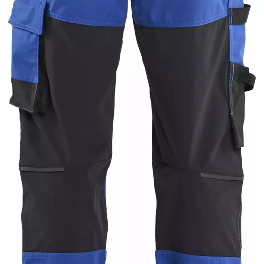 **Stretch-Einsätze** bewegen sich mit Ihrem Körper, um uneingeschränkten Komfort bei jeder Tätigkeit zu gewährleisten.