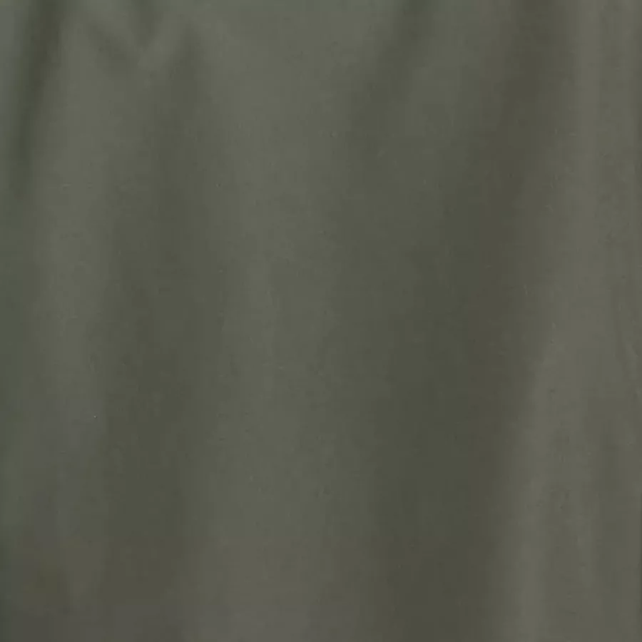 **Wind- und wasserdichter Stoff** schützt Sie vor den Elementen, während er den ganzen Tag über angenehmen Tragekomfort bietet.