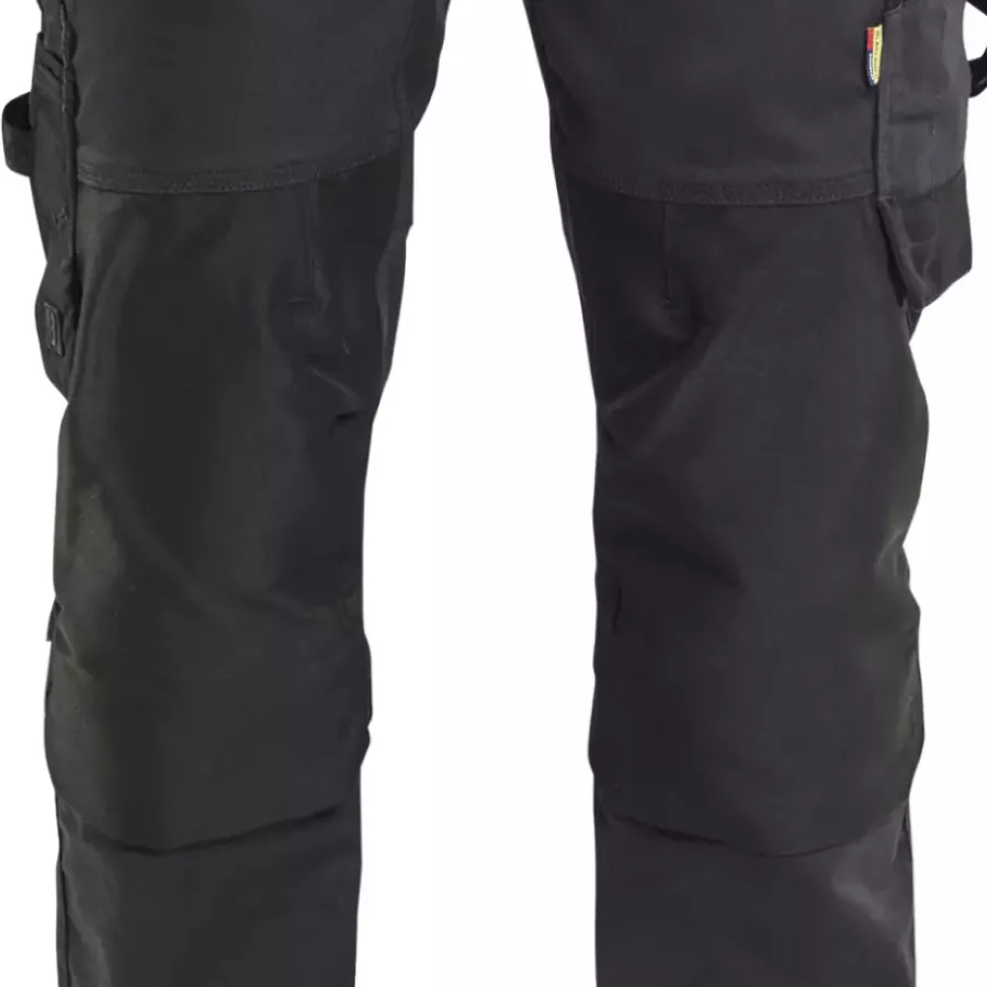 **CORDURA®-verstärkte Kniepolstertaschen** bieten robusten, komfortablen Schutz beim Knien.