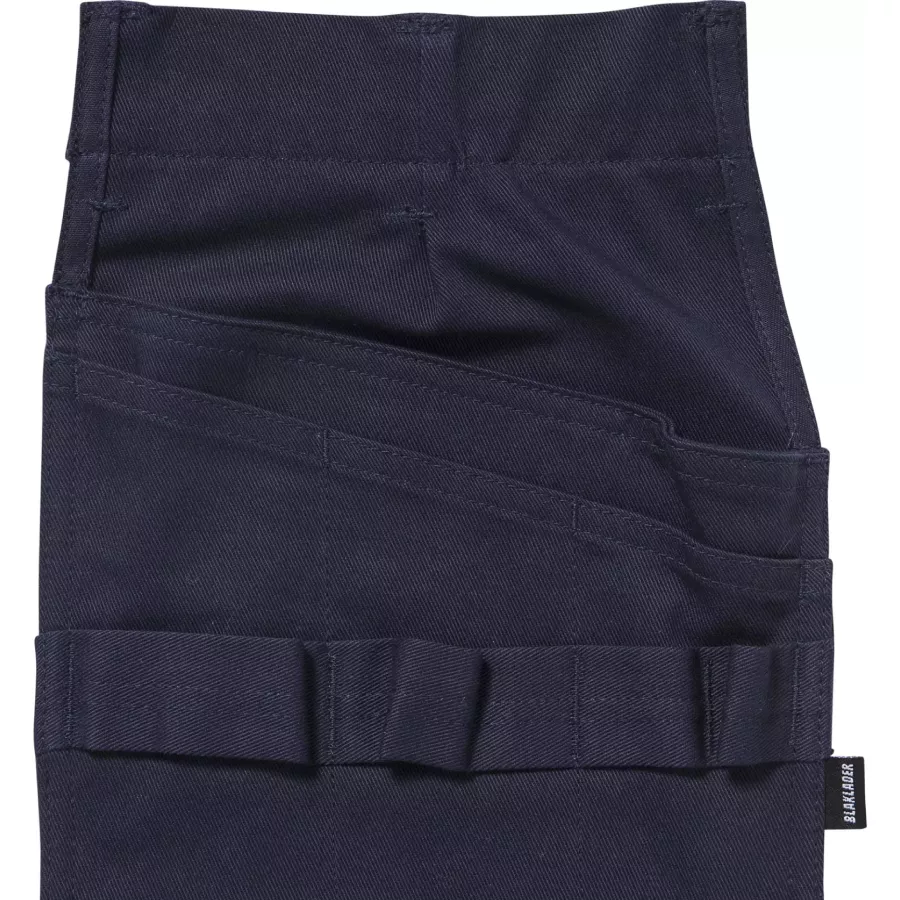 **Water and Dirt Repellent Surface** keeps your belt and tools clean and functional in challenging conditions.