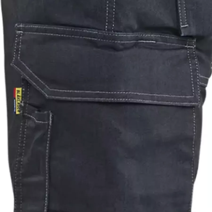 **Thigh Pocket with Internal Phone Pocket** organizes your essentials so your phone and tools are always at hand.