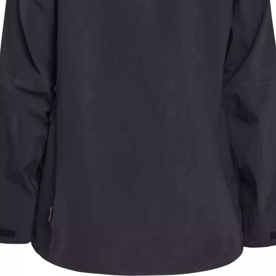 **Verlängerter Rücken** bietet zusätzliche Abdeckung, die beim Bücken und Bewegen für Komfort sorgt.