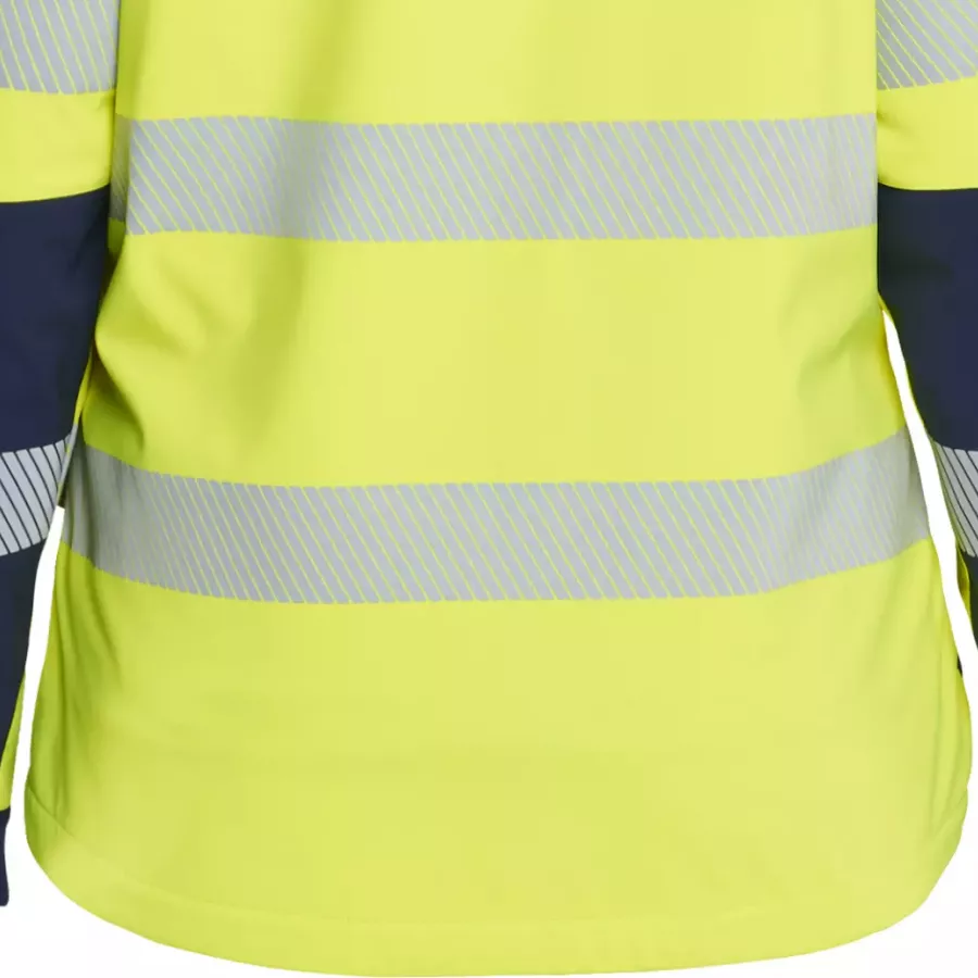 **Extended Back** provides extra coverage and warmth when you bend or move.