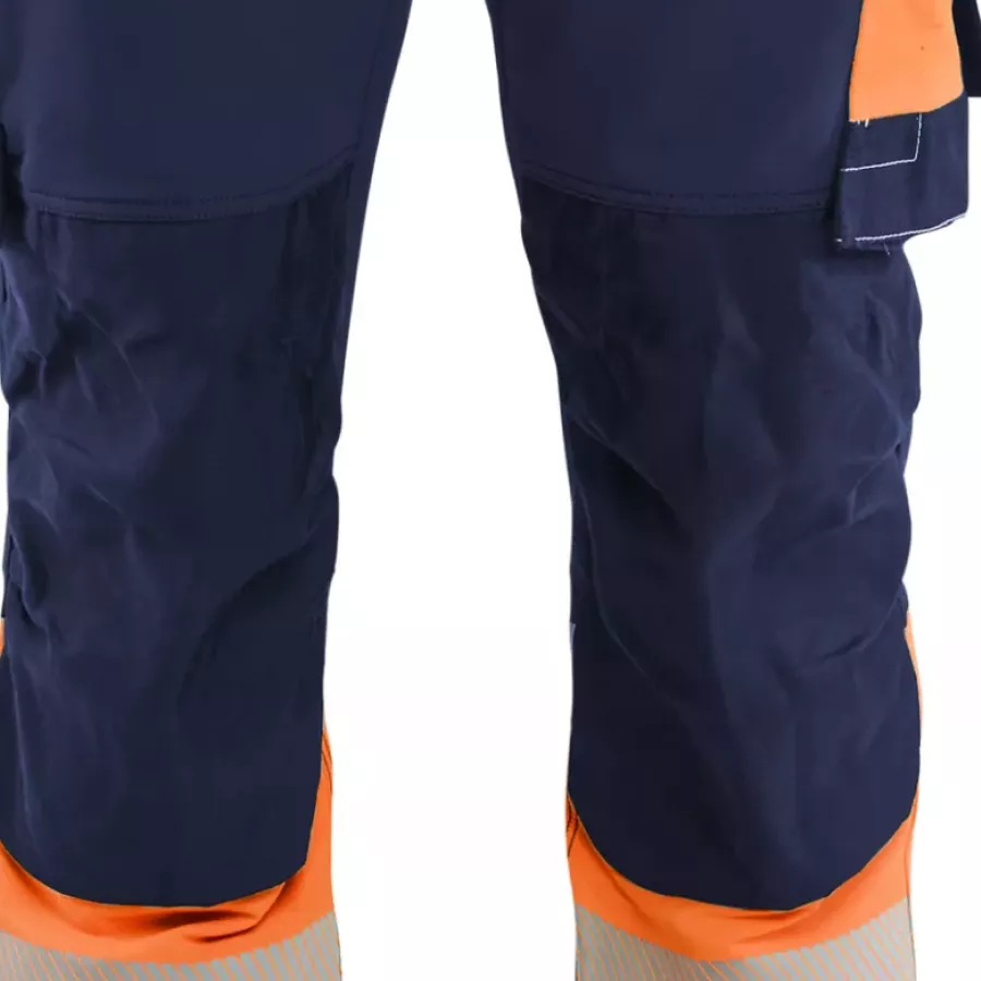 **CORDURA®-Reinforced Knee Pad Pockets** protect your knees when used with knee pads when kneeling.