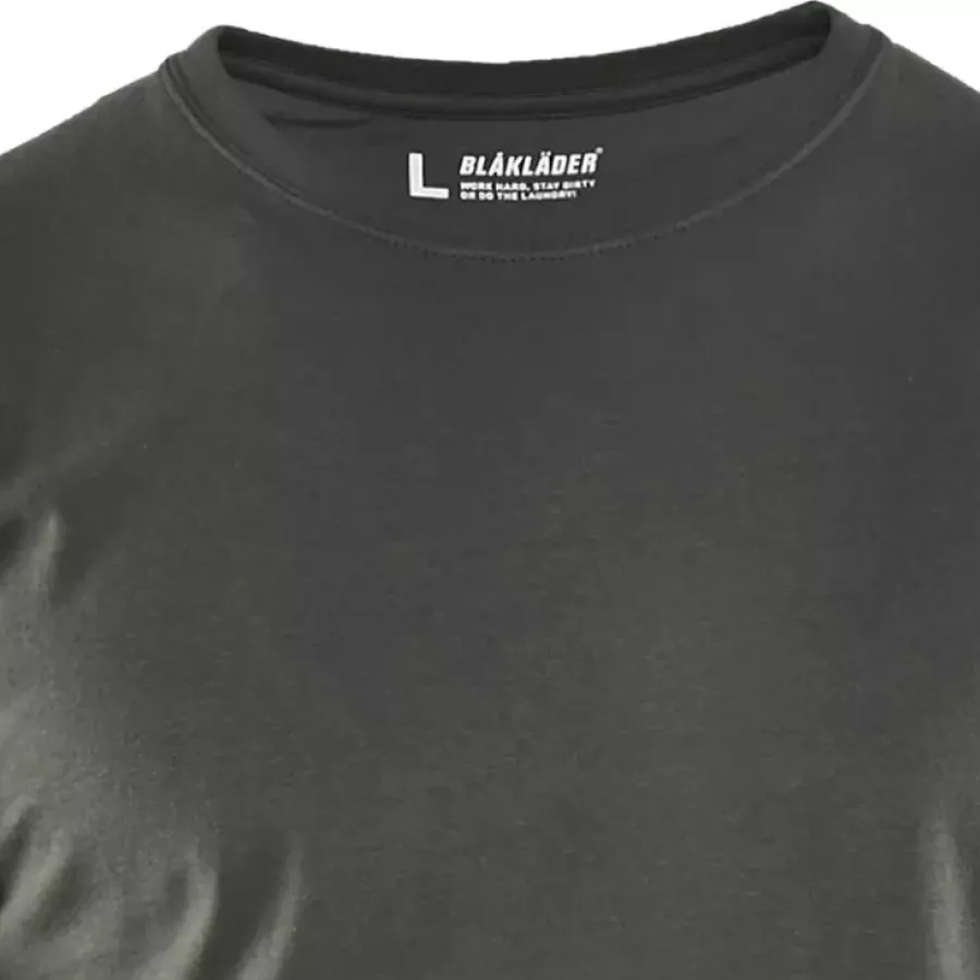 **Ribbed Round Collar** sits comfortably while keeping its shape throughout the day.