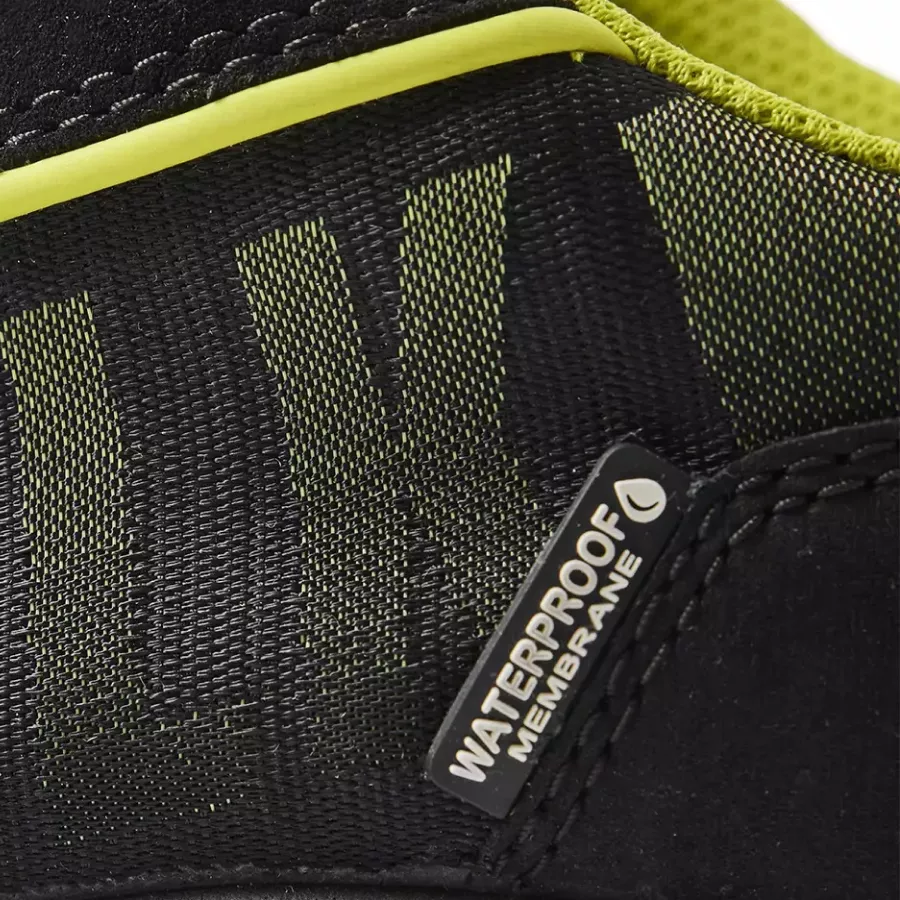 **Vollständig wasserdichte Membran** hält Ihre Füße bei allen nassen Bedingungen trocken und komfortabel.