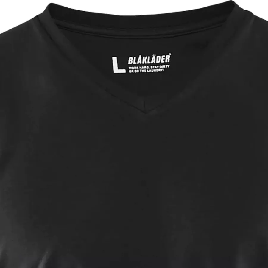 **V-Ausschnitt** bietet eine stilvolle, atmungsaktive Passform, die sich den ganzen Tag über leicht anfühlt.