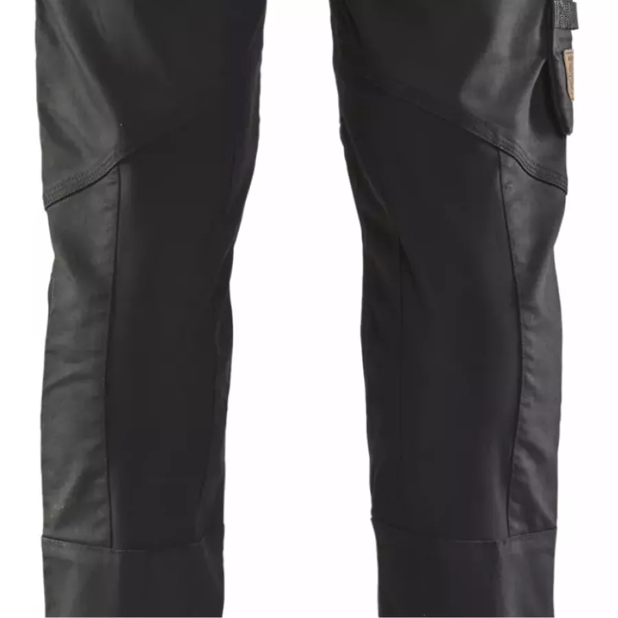 **Stretcheinsätze an den Waden und im Schritt** ermöglichen Bewegungsfreiheit für agiles, müheloses Arbeiten.