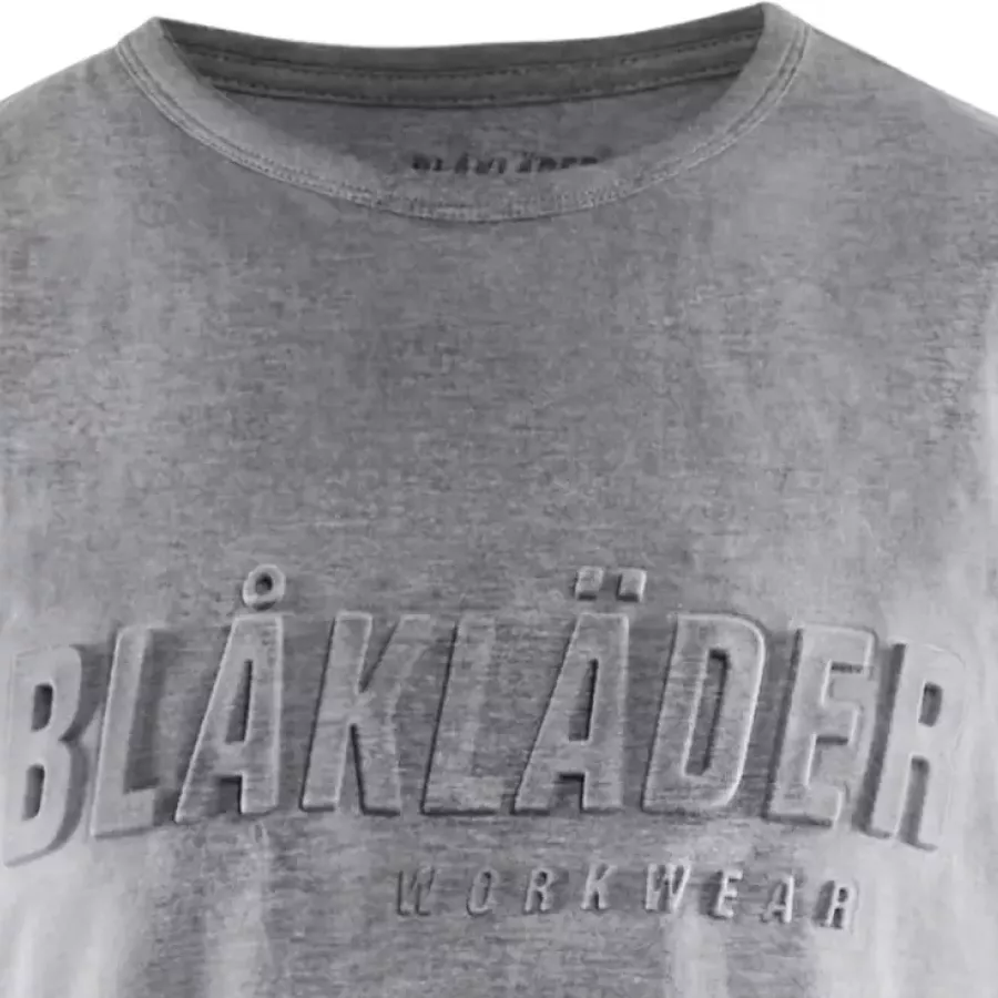 **Gerippter Rundhalsausschnitt** sitzt bequem und behält den ganzen Tag über seine Form.