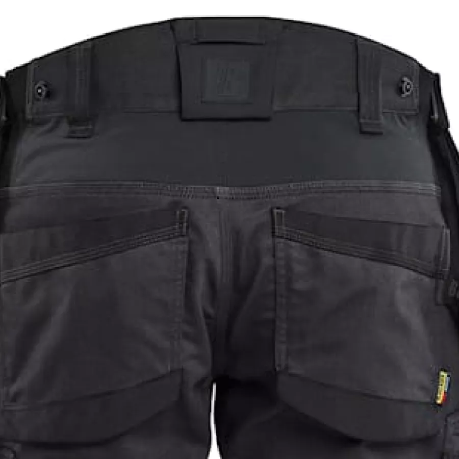 Der hohe Rückenbereich bietet eine sichere, komfortable Abdeckung, die auch bei Bewegung nicht verrutscht.