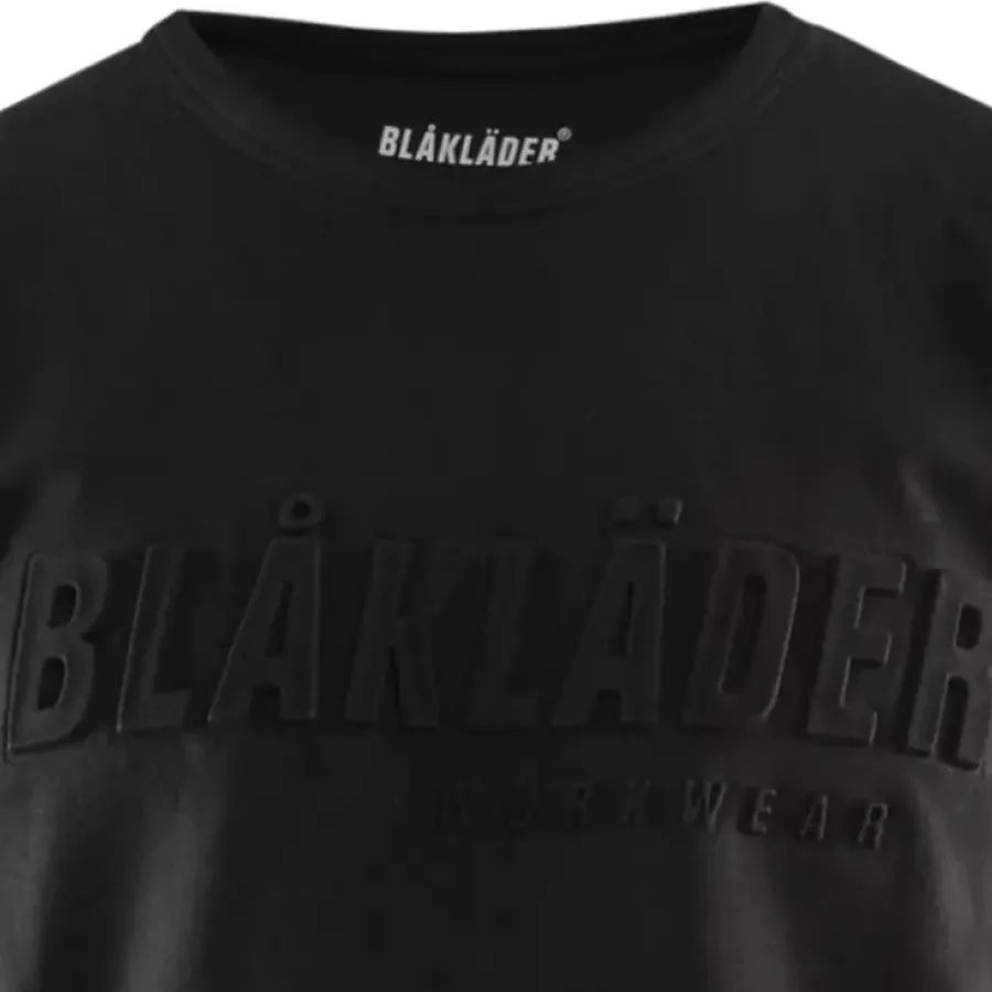 **Gerippter Rundhalsausschnitt** sitzt bequem und behält den ganzen Tag über seine Form.