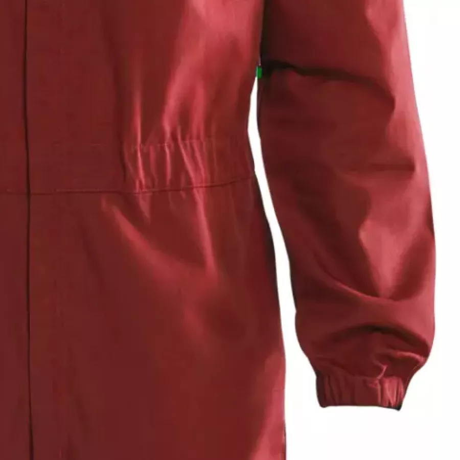 **Elastic Bands at Cuffs** keep sleeves snug and hygienic while letting you work freely.