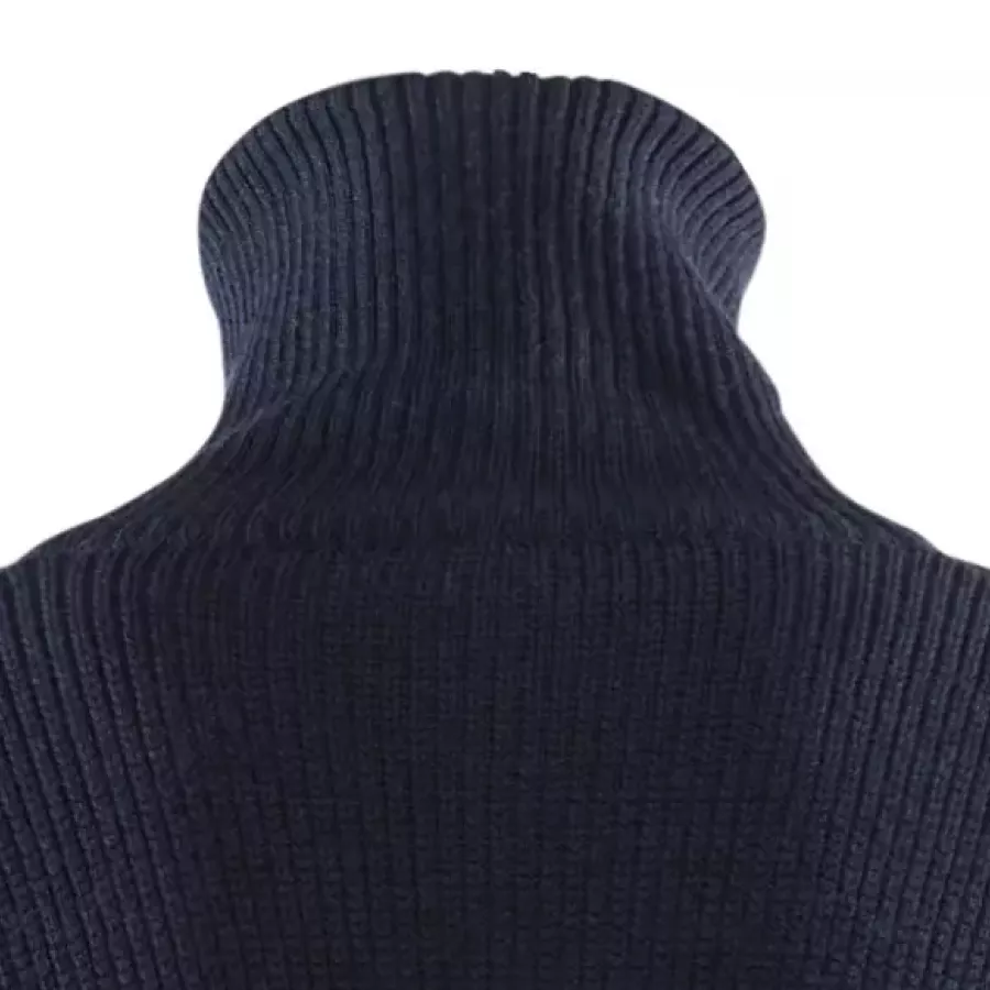 **High Collar** keeps your neck warm and shielded from chilly winds for all-day comfort.
