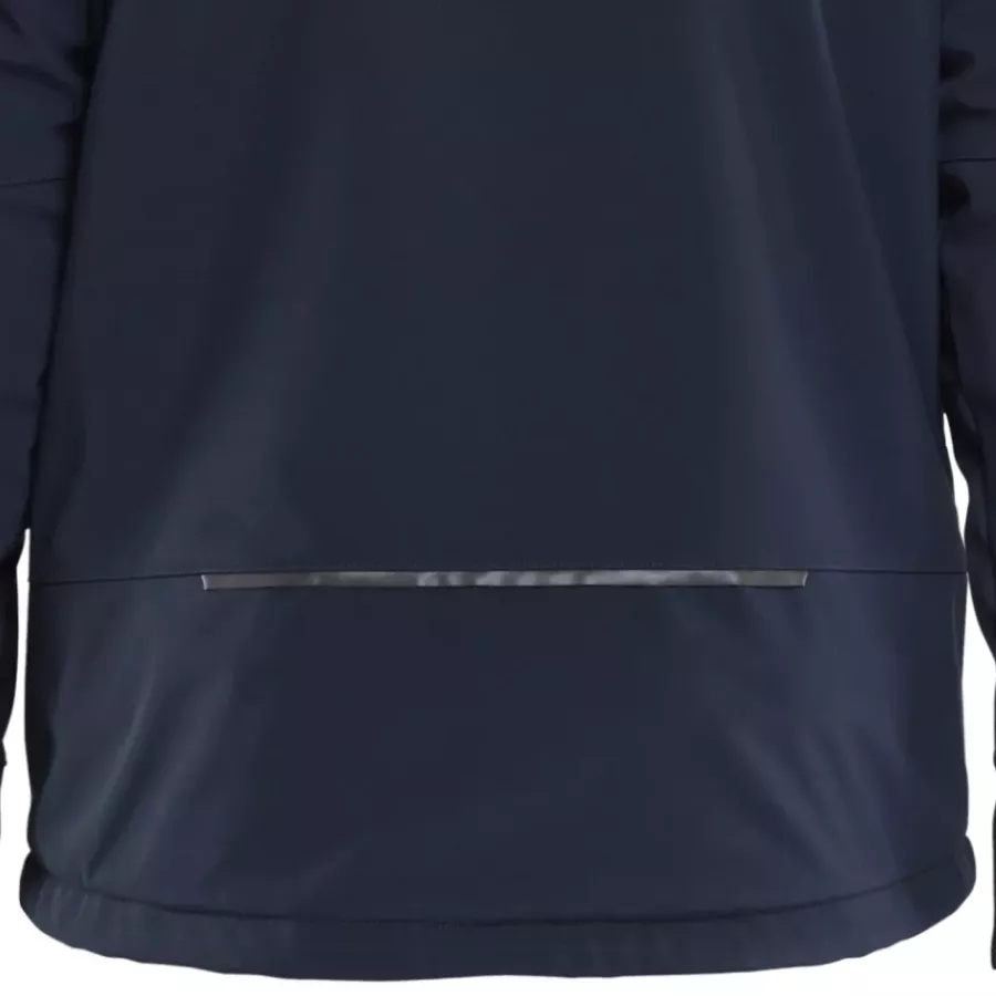 **Extended Back** provides extra coverage and warmth when bending or reaching.
