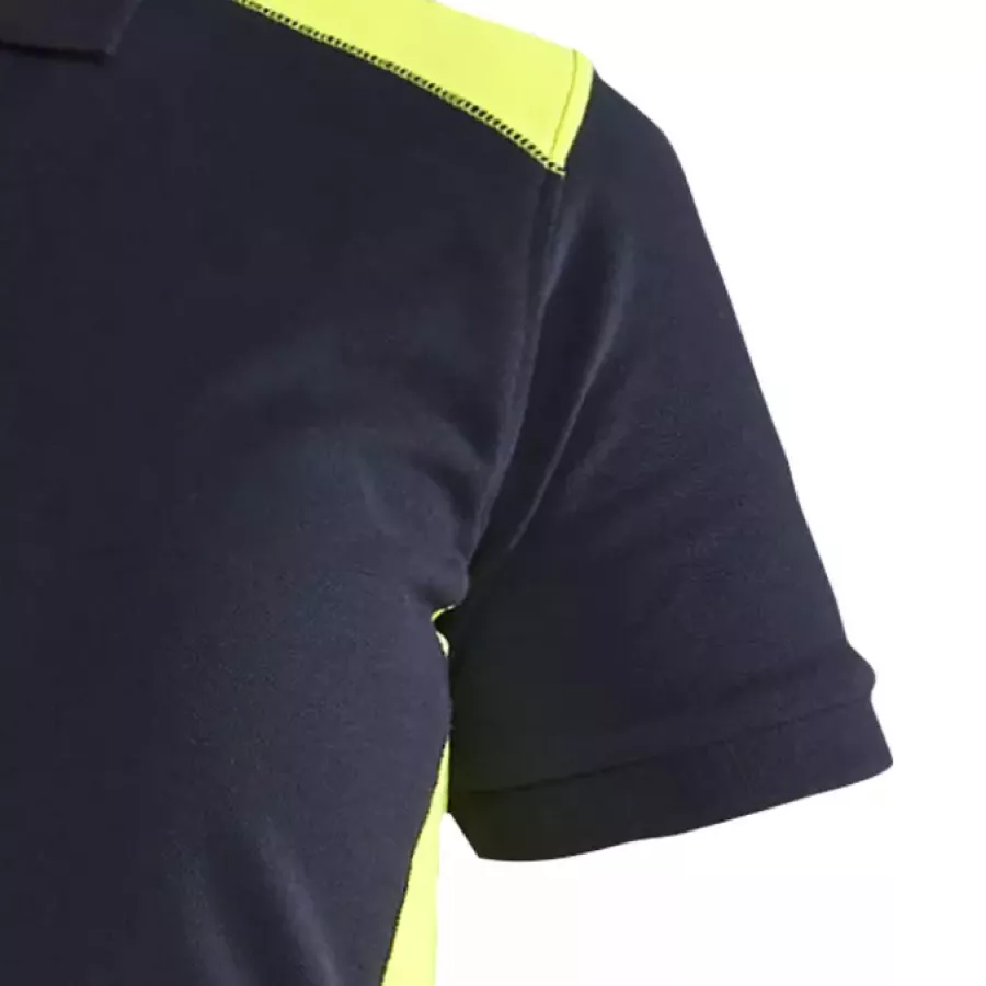 **Kurze Ärmel mit Rippbündchen** bieten Bewegungsfreiheit und bewahren ein gepflegtes, strukturiertes Finish.