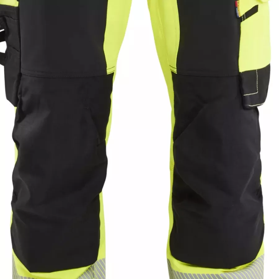 **CORDURA®-Reinforced Knee Pad Pockets** protect your knees when used with knee pads when kneeling.