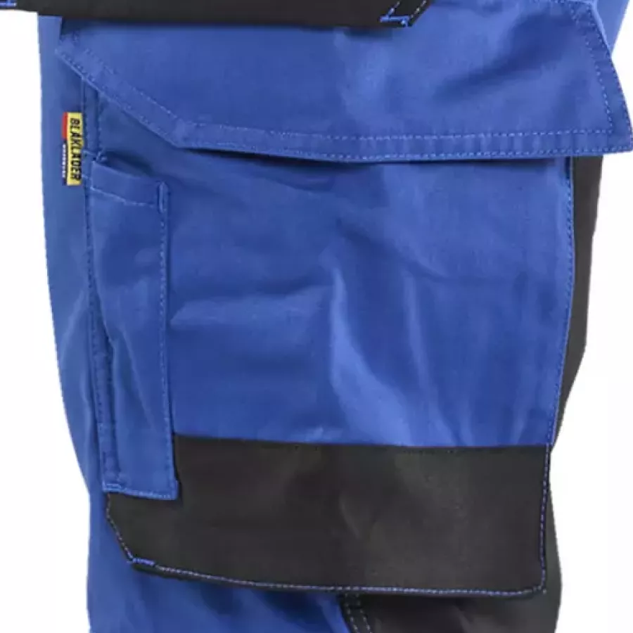 **Thigh Pocket with Inside Phone Pocket** keeps your phone and small gear neatly organized and always within reach.