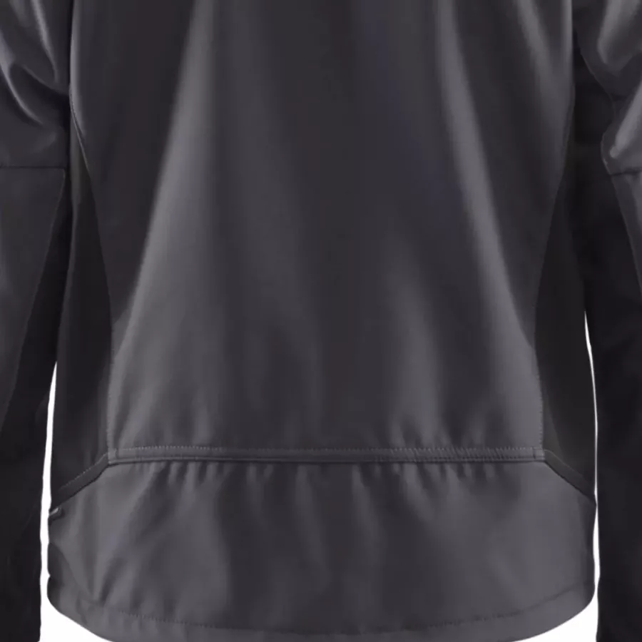 **Verlängerter Rücken** bietet zusätzliche Abdeckung, die bei Bewegung und wechselhaftem Wetter für Komfort sorgt.