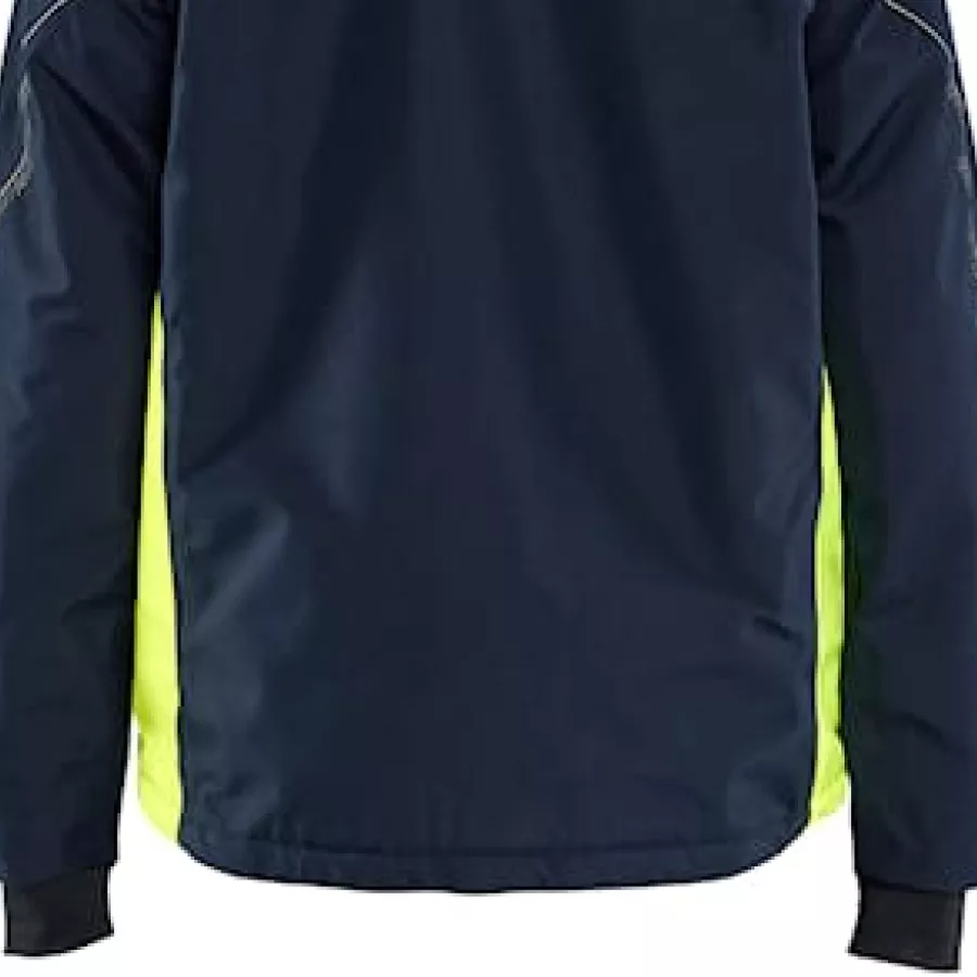 **Extended Back** provides extra coverage and warmth when you bend or move.