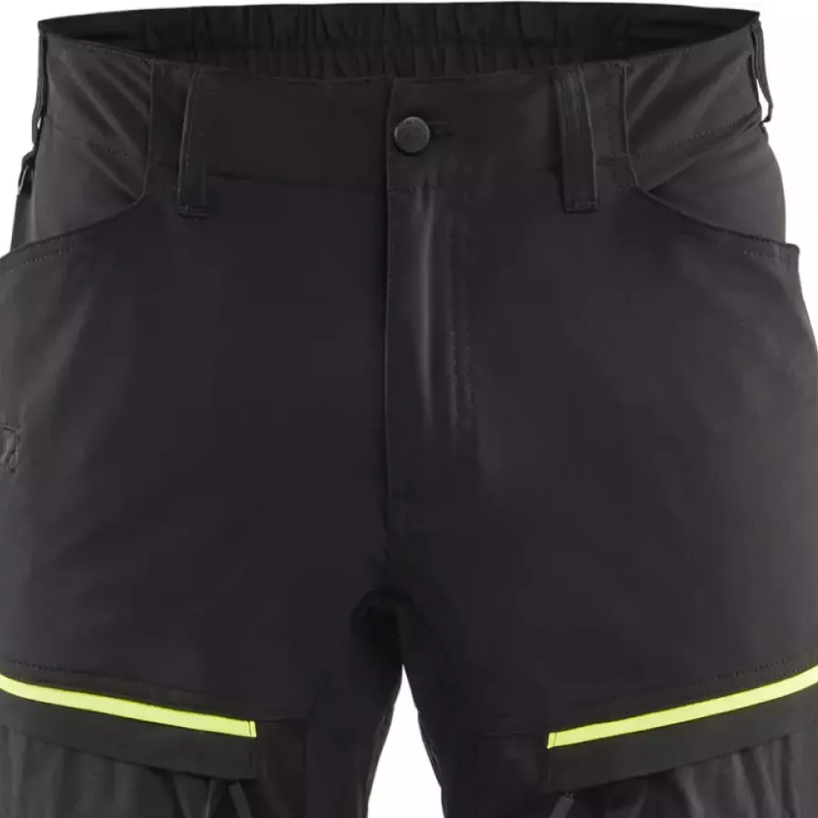 **Elastic Waistband** adapts to your movements for a comfortable, secure fit all day.