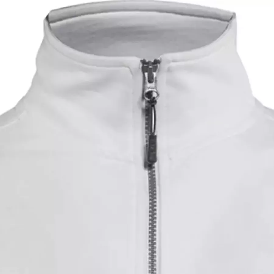 **Hoher Kragen** hüllt Ihren Hals in warmen, weichen Komfort, der sich an kühleren Tagen großartig anfühlt.