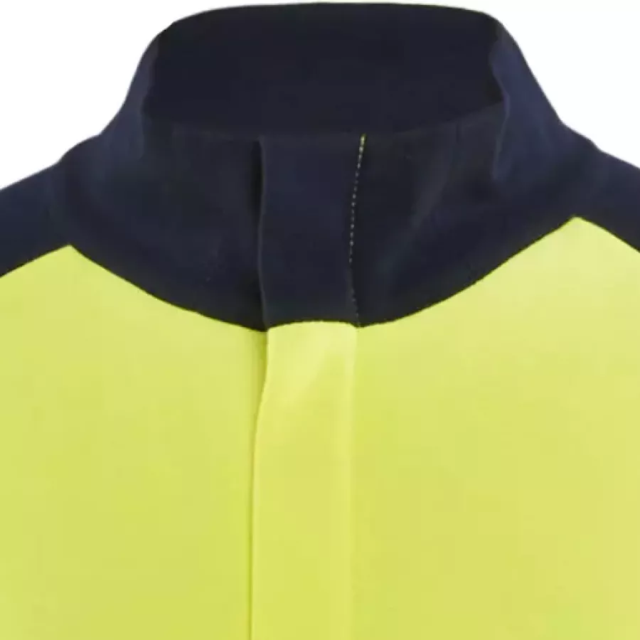 **Hoher Kragen** bietet eine warme, komfortable Barriere, die Ihren Hals bei wechselnden Bedingungen schützt.