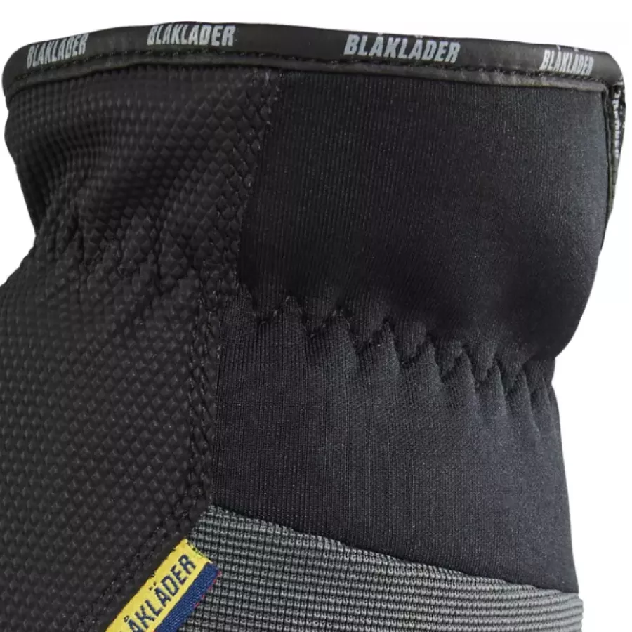 **Elastic Band Around the Wrist** provides a secure, comfortable fit that helps retain warmth and block out cold air.