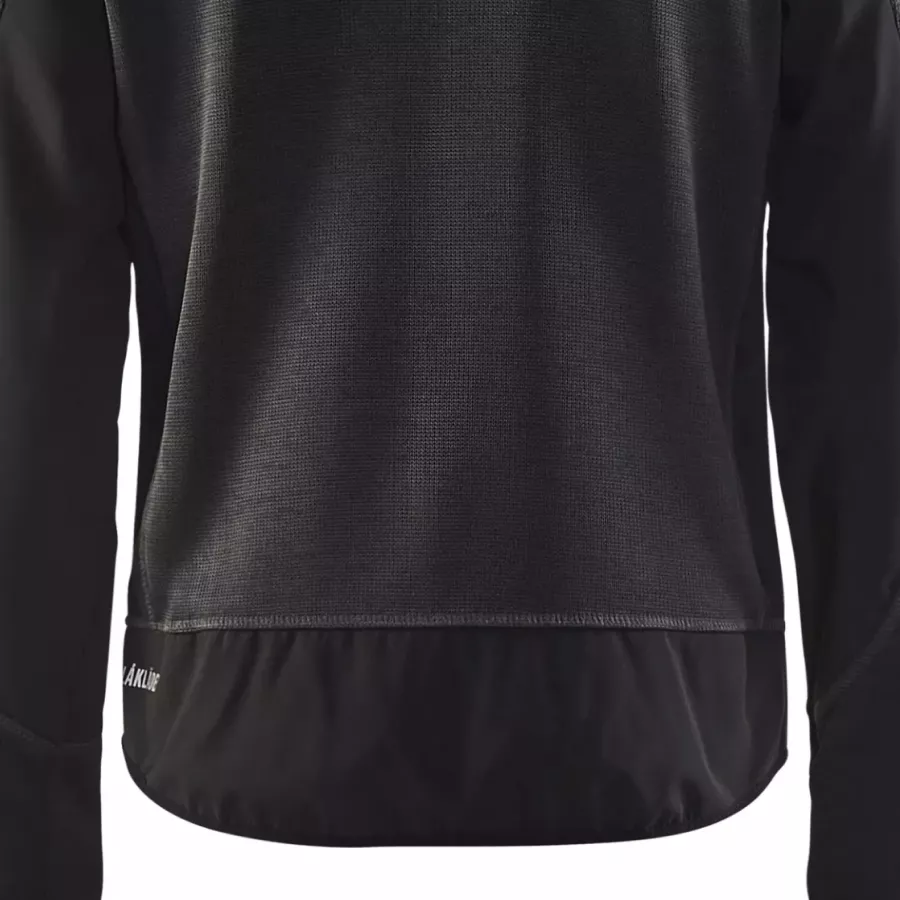 **Extended Back** provides extra coverage and warmth when you bend or move.