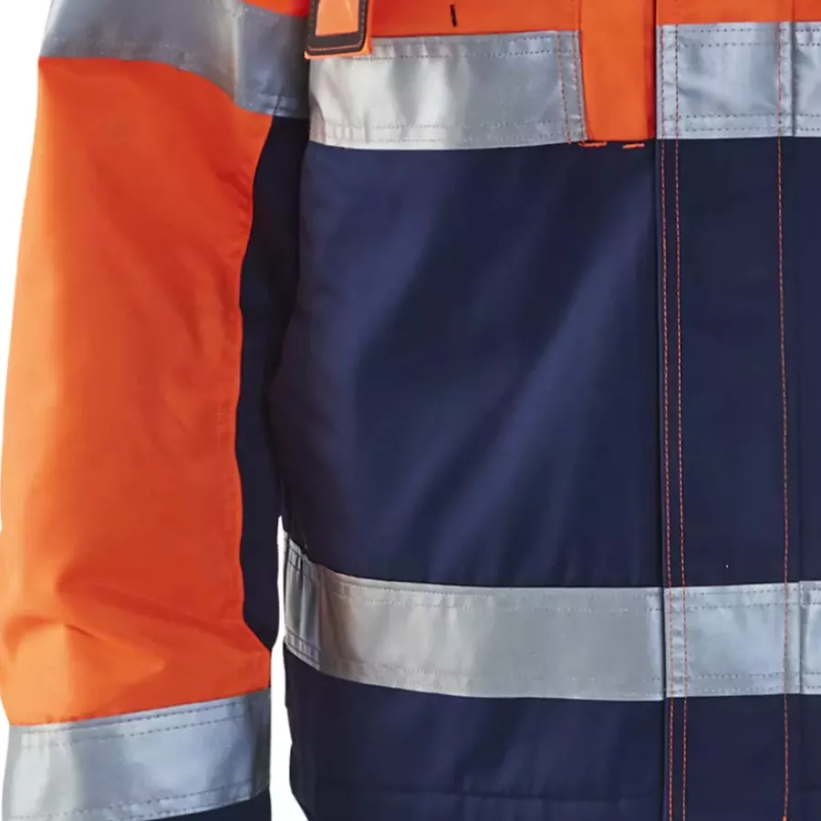 **Breite Reflexstreifen** erhöhen Ihre Sichtbarkeit, damit Sie sich bei schlechten Lichtverhältnissen sicher fühlen.