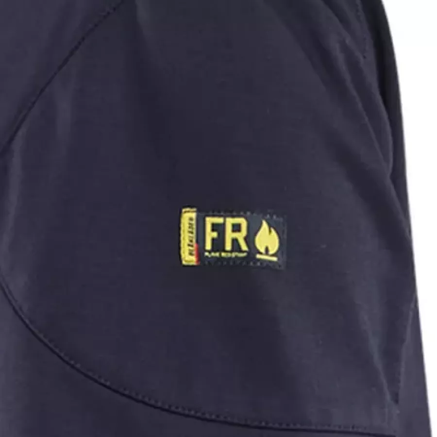 **Flammhemmendes Material** bietet schützenden Komfort, ohne den Tragekomfort zu beeinträchtigen.