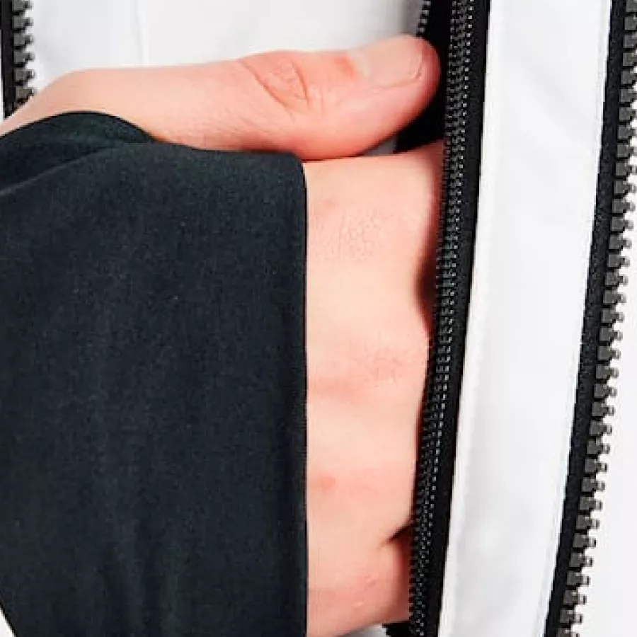 **Internal Phone Pocket** keeps your phone safe and within easy reach, so you stay connected without hassle.