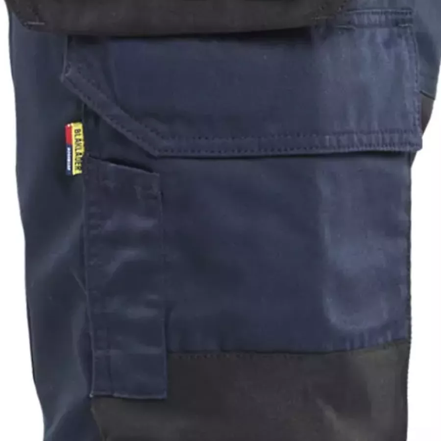 **Thigh Pocket with Inside Phone Pocket** keeps your phone and small gear neatly organized and always within reach.