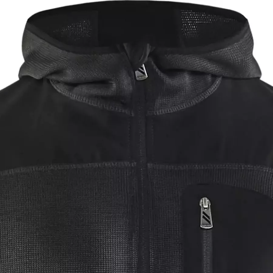 **Fixed Hood** wraps you in a streamlined fit that stays put when the wind picks up.