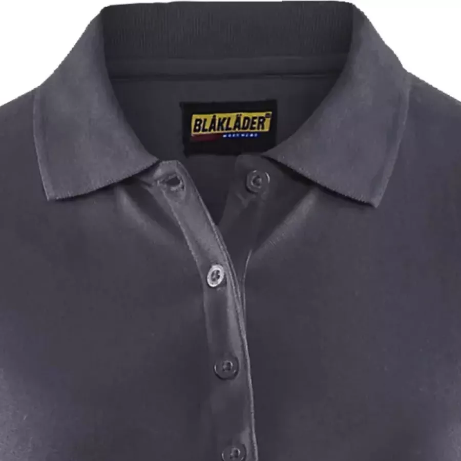 **Der geknöpfte Ausschnitt** sorgt für eine gepflegte, anpassbare Passform, die sich mühelos elegant anfühlt.