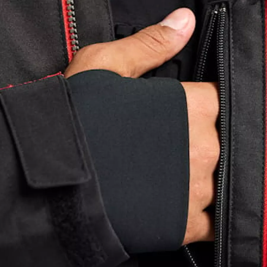 **Internal Phone Pocket** keeps your phone safe and within easy reach, so you stay connected without hassle.