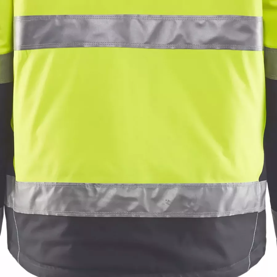 **Verlängerter Rücken** bietet erhöhte Abdeckung und zusätzliche Wärme bei Bewegung und Außenarbeiten.