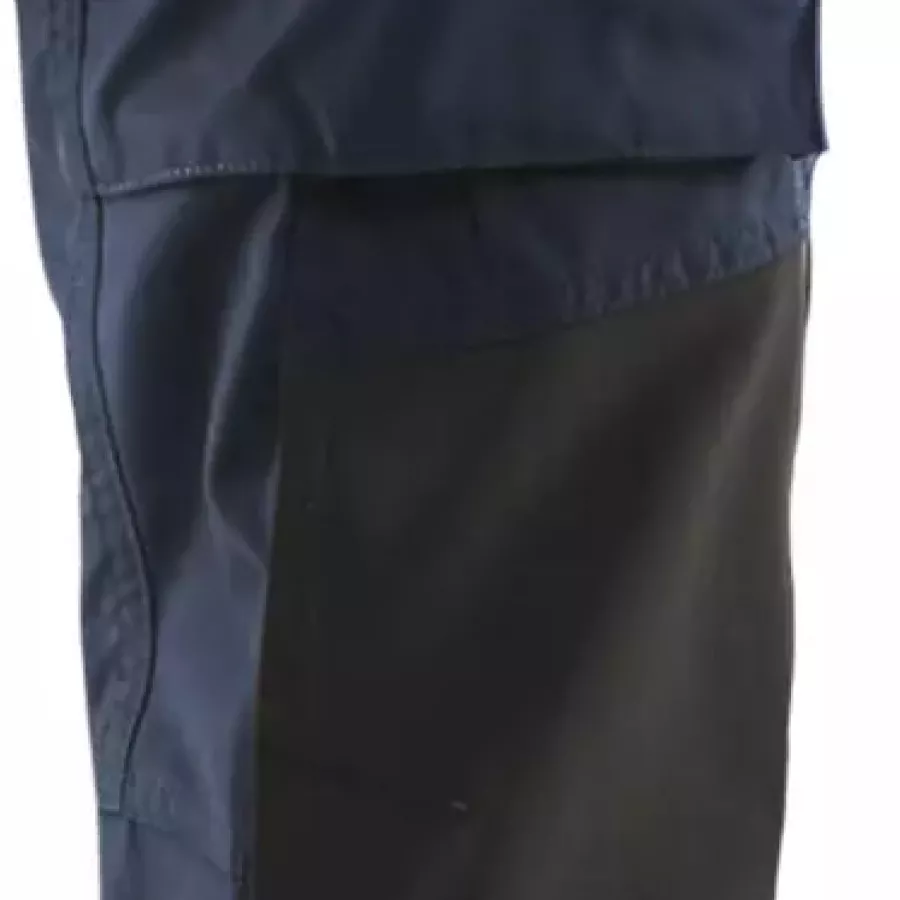 **Pre-Bent Knees** follow your natural movement for all-day flexibility and ease.