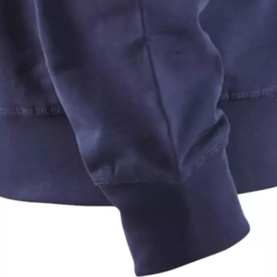 Rippbündchen halten die Ärmel an Ort und Stelle und die Wärme angenehm am Körper.