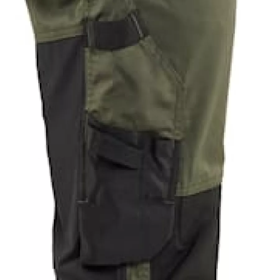 **Stretch-Einsätze** bewegen sich mit Ihrem Körper und sorgen für uneingeschränkten Komfort bei jeder Aufgabe.