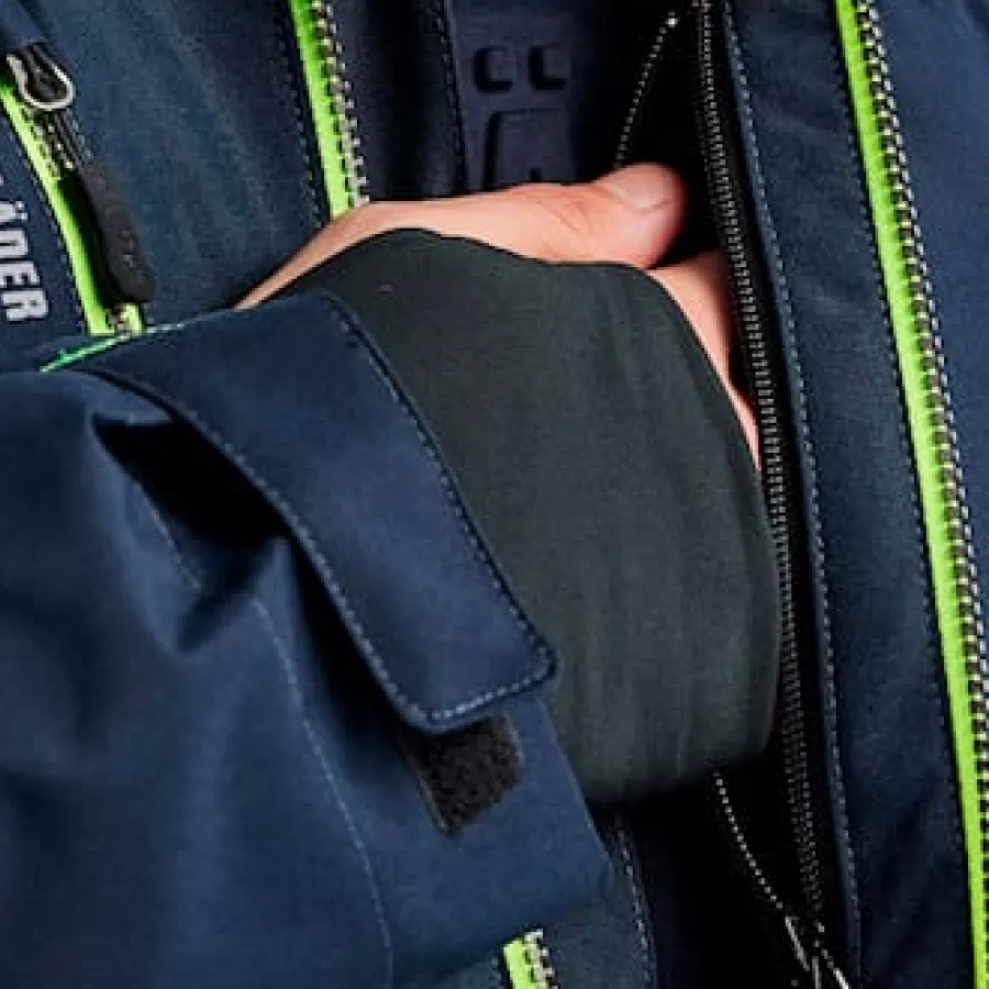 **Internal Phone Pocket** keeps your phone safe and within easy reach, so you stay connected without hassle.