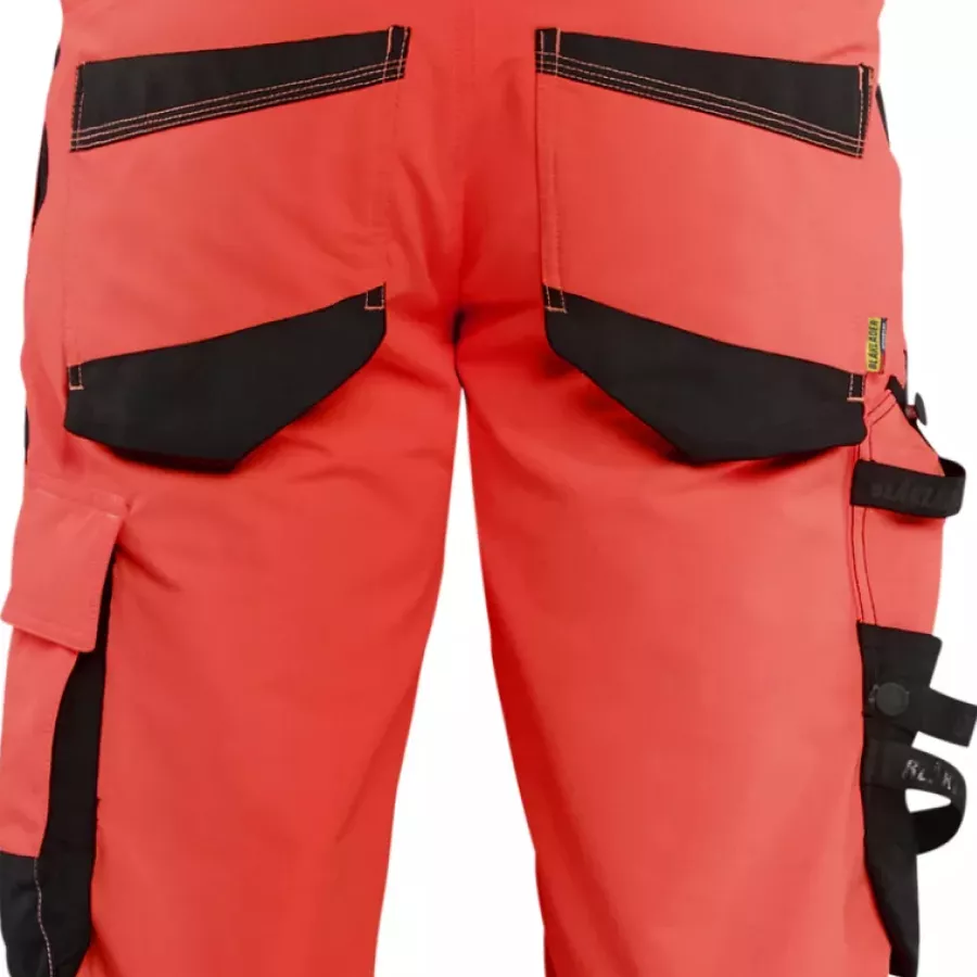 **Tool Pockets** keep your essentials within easy reach so you can work efficiently.